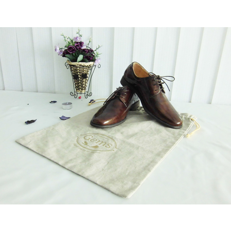 How can we use dyeing processes to achieve a long-lasting and even color effect on linen shoe bags?